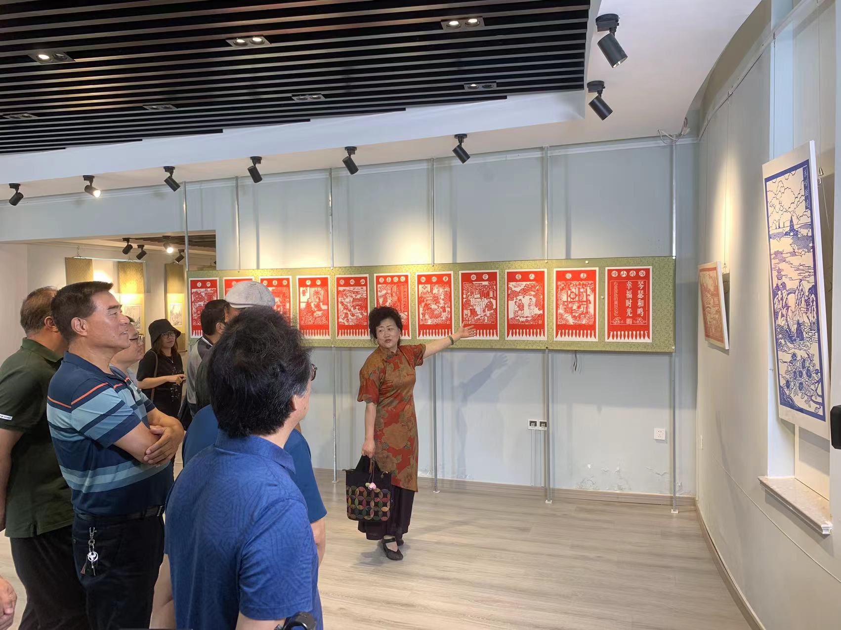 唤醒心灵深处的美好记忆——崂山非遗剪纸创作展与专业化经纪人服务的融合探索